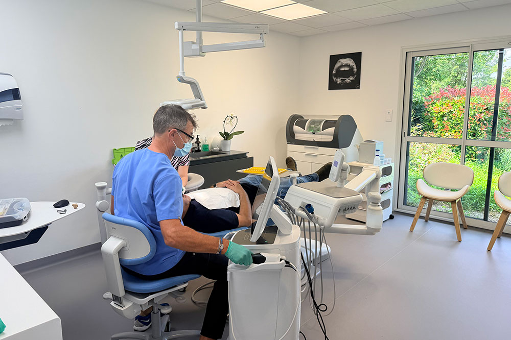 Dr Olivier Skrzypczyk en soins au Cabinet Dentaire Houdinois
